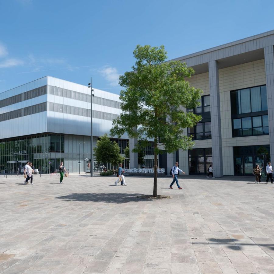 Bâtiment du campus de Paris-Saclay sur le Plateau de Moulon