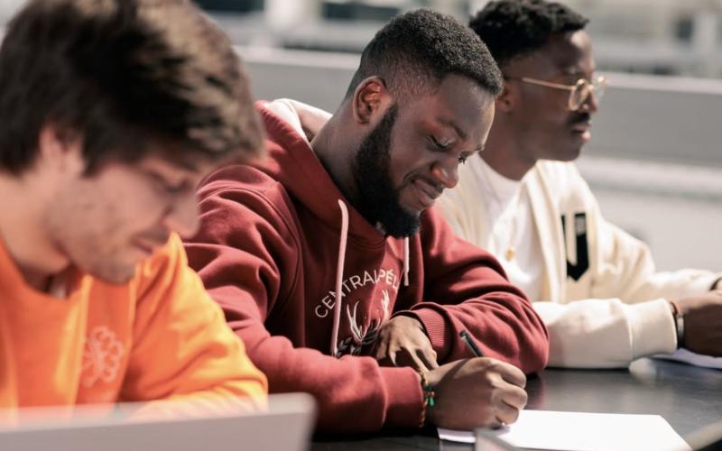 Étudiants en cours magistral dans un amphithéâtre