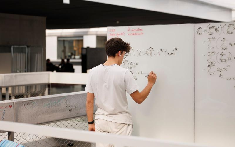Tableau noir couvert de démonstrations mathématiques