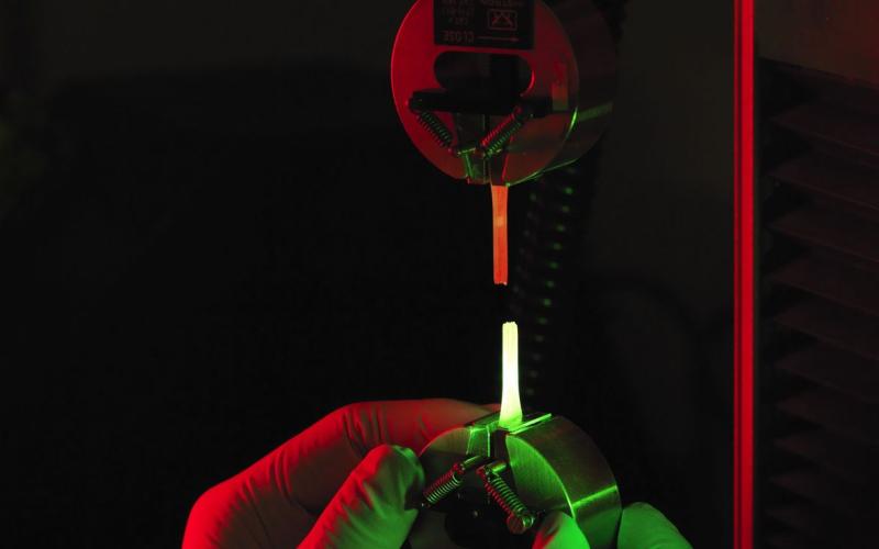 Banc d’optique laser en salle d’expérimentation