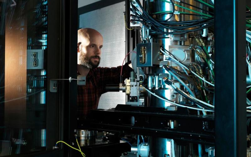 Chercheuse ajustant un instrument optique en laboratoire